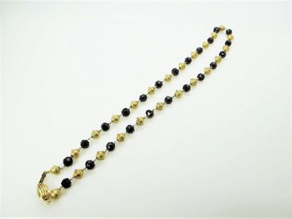 null Collier en or jaune 18k formé de perles de grenat facetées et de perles d'or...