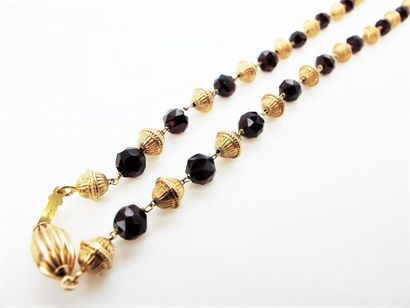 null Collier en or jaune 18k formé de perles de grenat facetées et de perles d'or...
