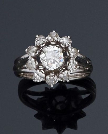null Ring in 750°/°°° white gold, daisy shape centred on an old-cut diamond in an...