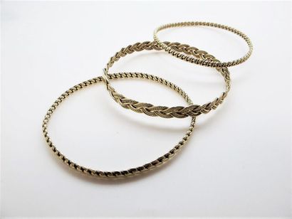null Trois bracelets joncs en or jaune 750°/°° , l'un tressé orné d'un cartouche...