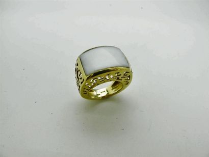 null Bague en or jaune 750°/°° ornée d'une plaque de porcelaine blanche, l'anneau...