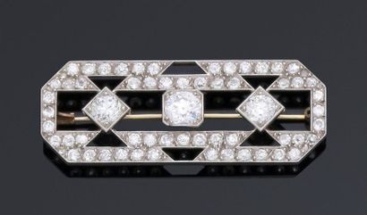 null Platinum plate brooch adorned on a line of three old-cut diamonds in grain-set...