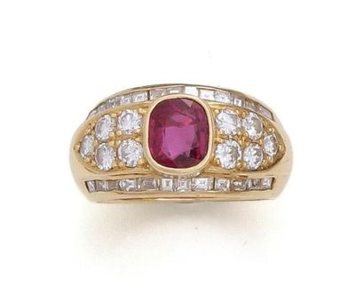 null Ring in 750°/°° yellow gold, centred on a ruby set with five brilliant-cut diamonds...