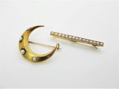 null Two 750°/°°° yellow gold brooches, one in the shape of a crescent moon and the...