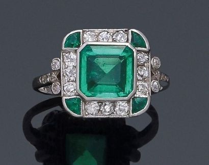 null Platinum ring decorated with a square cut emerald with cut sides and degrees...