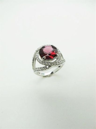 null Ring in 750°/°° white gold decorated with a natural vivid red spinel in a round...