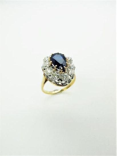 null Two-tone 750°/°°° gold ring adorned with a pear-cut sapphire set with claws...