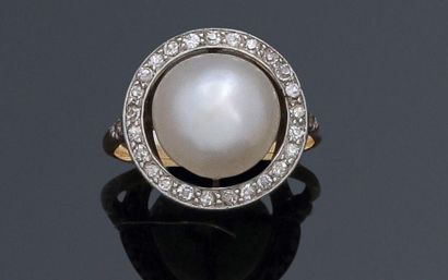 null Bague en or jaune 18k ornée d'une perle fine de couleur blanc crème de forme...