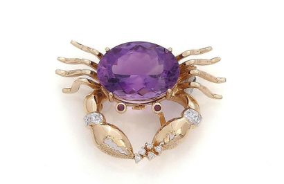 null Crab brooch in 585°/°° yellow gold adorned with a faceted oval amethyst for...