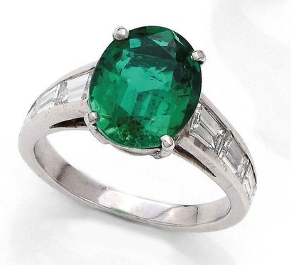 null Bague en platine ornée d'une émeraude vivid green de forme ovale de taille mixte...