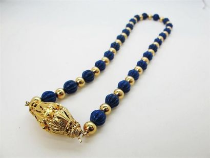 null Necklace made of ribbed lapis lazuli beads alternating with yellow gold beads...