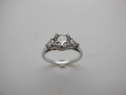 null Solitaire ring in 750°/°° (18k) white gold, adorned with an emerald cut diamond...