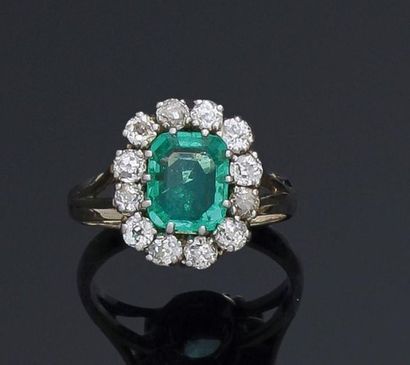 null Ring in 18k white gold and platinum decorated with a rectangular emerald with...
