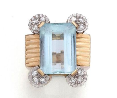 null Yellow and white gold ring 750°/°°° decorated with an emerald-cut aquamarine...