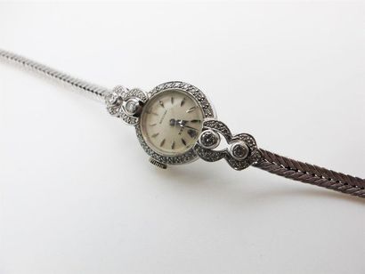 null ROLEX Vers 1940
Montre bracelet de femme en or blanc, cadran blanc à index batons,...