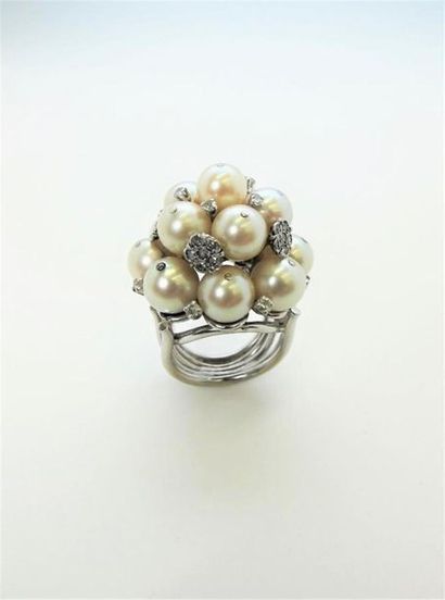 null Bague dôme en or blanc 750°/°° ornée de perles et de fleurettes diamantées sur...