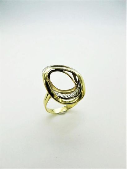 null Bague en or jaune et blanc 750°/°° formée de trois anneaux superposés, un anneau...