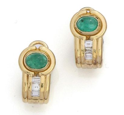 null Paire de clips d'oreilles percées en or jaune 750°/°° ornés de cabochons d'émeraude...