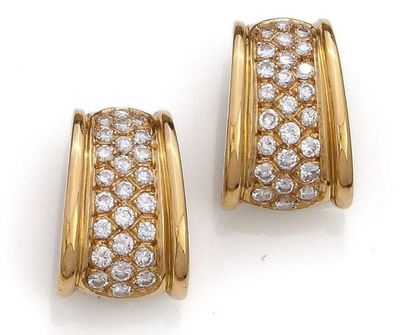 null Pair of half-creoles for ears pierced in 750°/°°° yellow gold with brilliant...