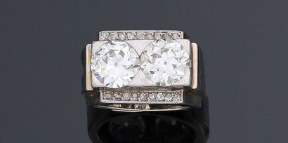 null Bague en or blanc 750°/°° et platine 800°/°° ornée de deux diamants taille ancienne...