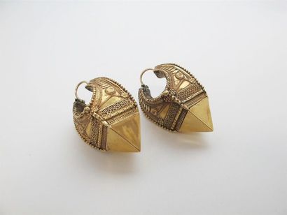 null SOUTH INDIA. Late 19th Century - Early 20th Century
Pair of concave yellow gold...
