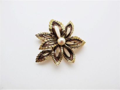 null Broche en or jaune 750°/°° en forme de fleur centrée d'une perle et les pétales...