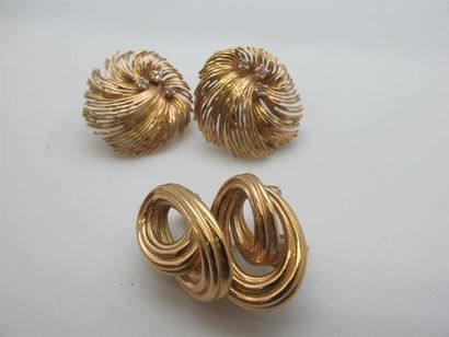 null Deux paires de clips d'oreilles percées en or jaune 750°/°° , l'une en forme...