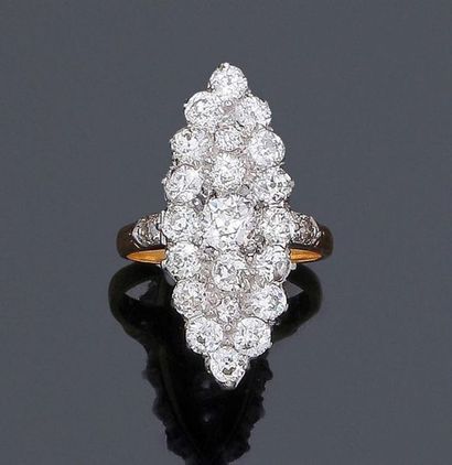 null Bague marquise en or jaune et blanc 750°/°° pavée de diamants taille ancienne.
Poids...