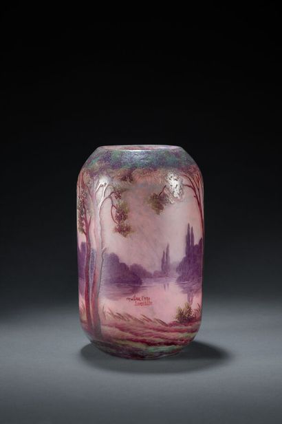  MULLER FRERES LUNEVILLE
Vase cylindrique en verre à décor de paysage lacustre dégagé... Gazette Drouot