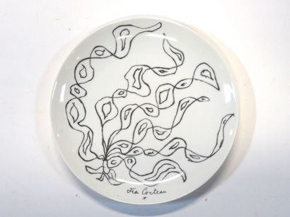  D'après Jean COCTEAU pour Limoges : une assiette en porcelaine à décor végétal stylisé.... Gazette Drouot