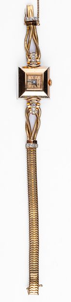  BOUCHERON N° 9717.1 Vers 1940. Montre bracelet de dame or rose 18k (750) diamants... Gazette Drouot