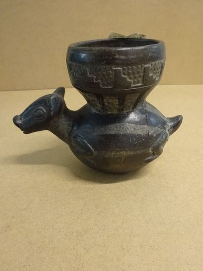 null COLIMA ou CHIMU, 

Vase zoomorphe au col évasé en céramique noire. 

H. : 16,5...