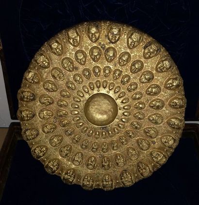 null AFRIQUE, XXème siècle

Médaillon en métal doré à décors de têtes rayonnantes.

Diam....