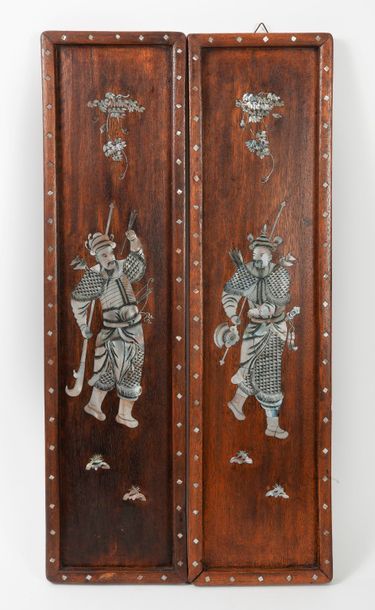 null CHINE, XXème siècle

Paire de panneaux de bois incrustés de nacre figurant des...