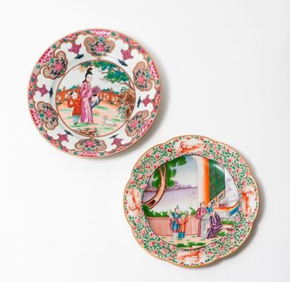 null CHINE, XIXème siècle

Deux assiettes en porcelaine à décor polychrome et or.

-...