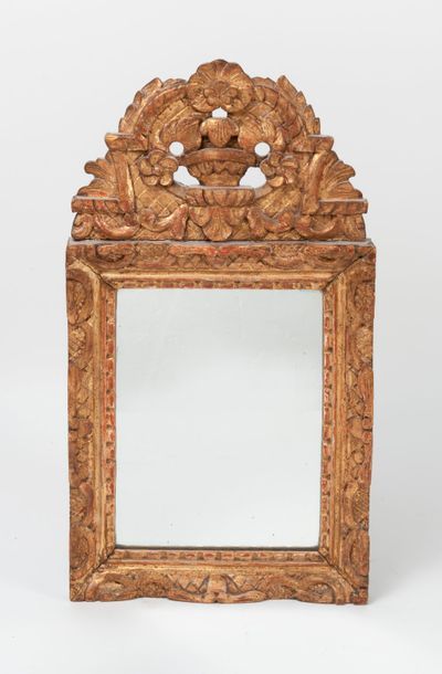 null Petit miroir rectangulaire en bois sculpté doré à fronton ajouré et à décor...