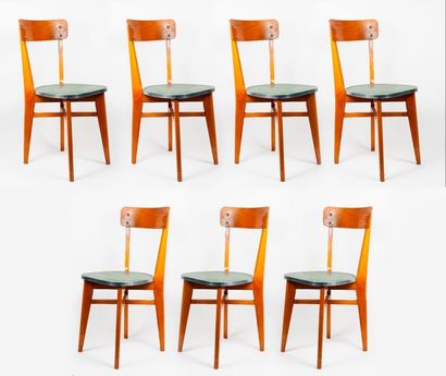null Lot de sept chaises en bois aux assises en Formica. 

H. : 83 cm.

Usures et...