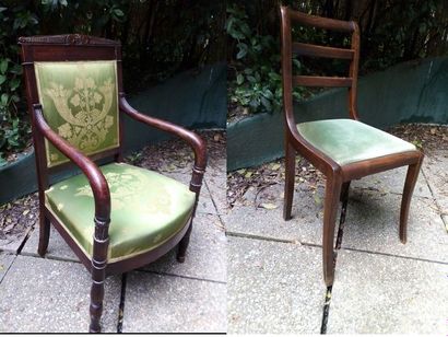 null Un fauteuil en bois teinté de style Empire et quatre chaises en bois teinté...