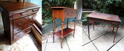 null Trois meubles en bois teinté :

- Petit bureau de style Louis XVI, vers 1900.

-...