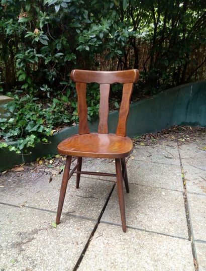 null Six chaises en bois naturel à entretoise en H, de style montagnard.