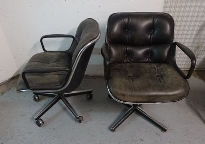 null Paire de fauteuils de bureau en skaï noir capitonné et structure en acier chromé...