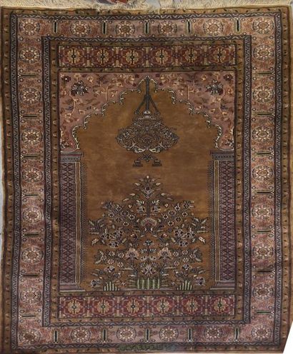 null 
Grand tapis de prière en laine à mihrab à décor d'un arbuste fleuri et d'une...