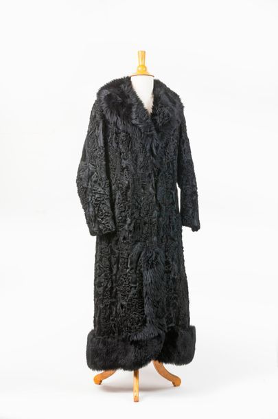 Révillon frères 

Manteau long en astrakan noir, le col et la bordure en fourrure...