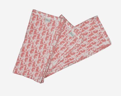 CHRISTIAN DIOR 

Deux draps de bain monogrammés rose.

Dim. : 100 x 50 cm.

Bon ...