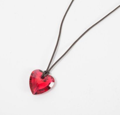 SWAROVSKI 

Collier pendentif retenant un coeur en cristal rouge sur un cordon marron....