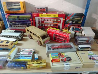 null Lot de 3 cartons de voitures et omnibus miniatures marques GREYHOUND, CORGI,...