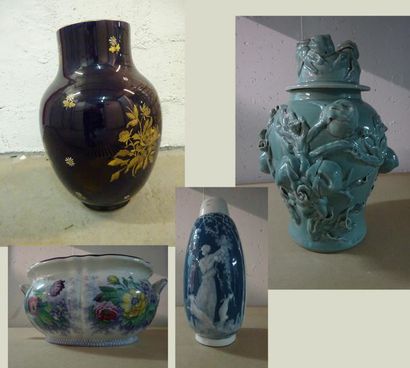 null Lot de 4 faïences et porcelaines, en l'état :

- SARREGUEMINES, Vase balustre...