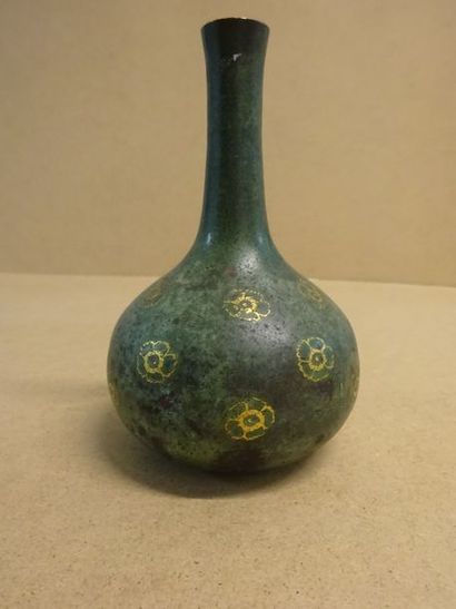 CHINE 

Vase bouteille en bronze à décor cloisonné d'un semis de fleurs dorées. 

XIXème...