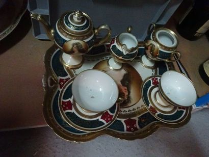 AUTRICHE, XXème siècle 

Service à thé tête à tête en porcelaine à décor imprimé...