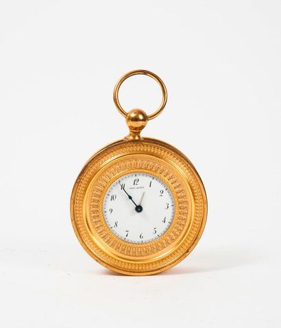 HOUR LAVIGNE Pendulette circulaire en métal doré avec anneau de suspension.
Boîtier...